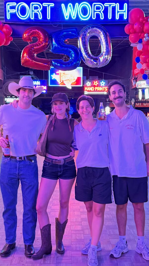 Frederico Porem Murta e Júlia Palha com os humoristas Luana do Bem e Tiago Almeida no Texas