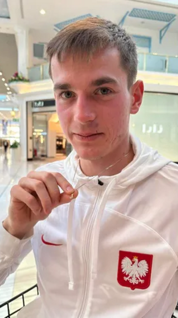 Jakub Kaminski mostrou o colar numa entrevista ao 'Sportowe Fakty'