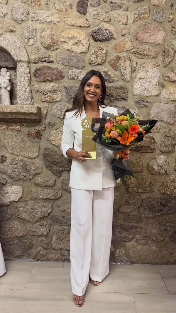 Lara Lopes após receber o prémio de mérito profissional do Rotary Club de Valença