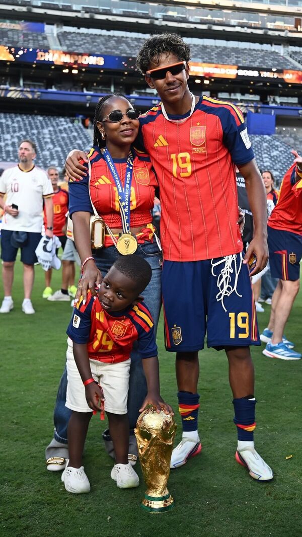 Lamine Yamal com a mãe e o irmão