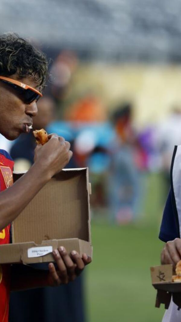 Lamine Yamal come pizza ao lado de Inés Garcia e Oyarzabal