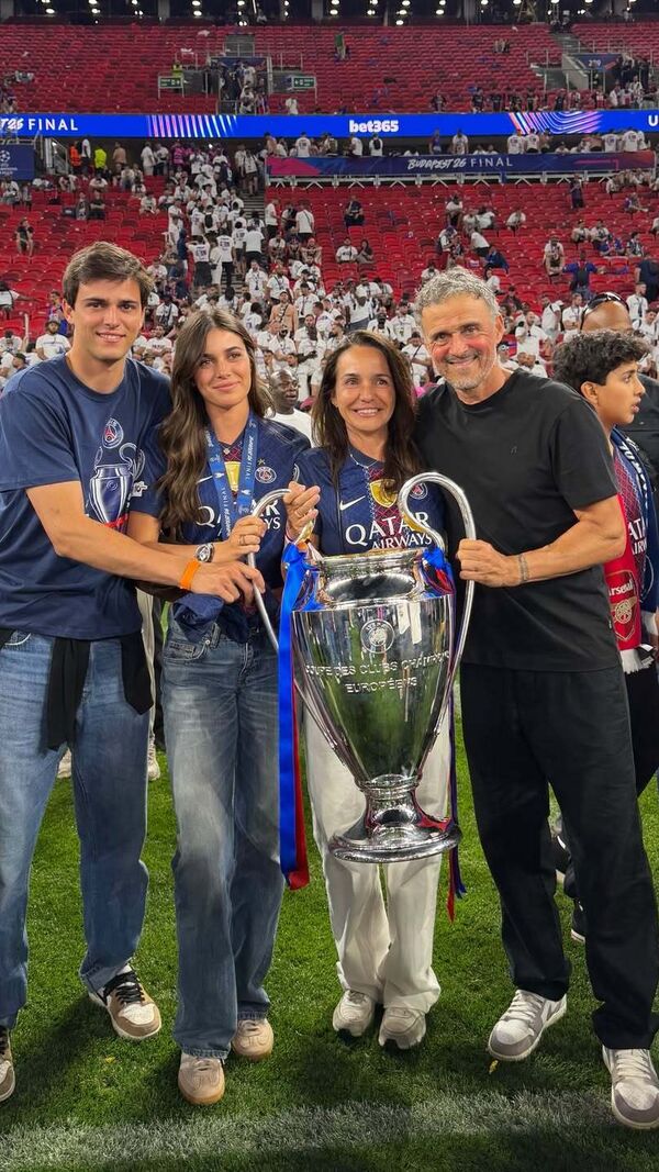 Sira Martínez, filha de Luis Enrique, com o pai após vitória do PSG na Liga dos Campeões