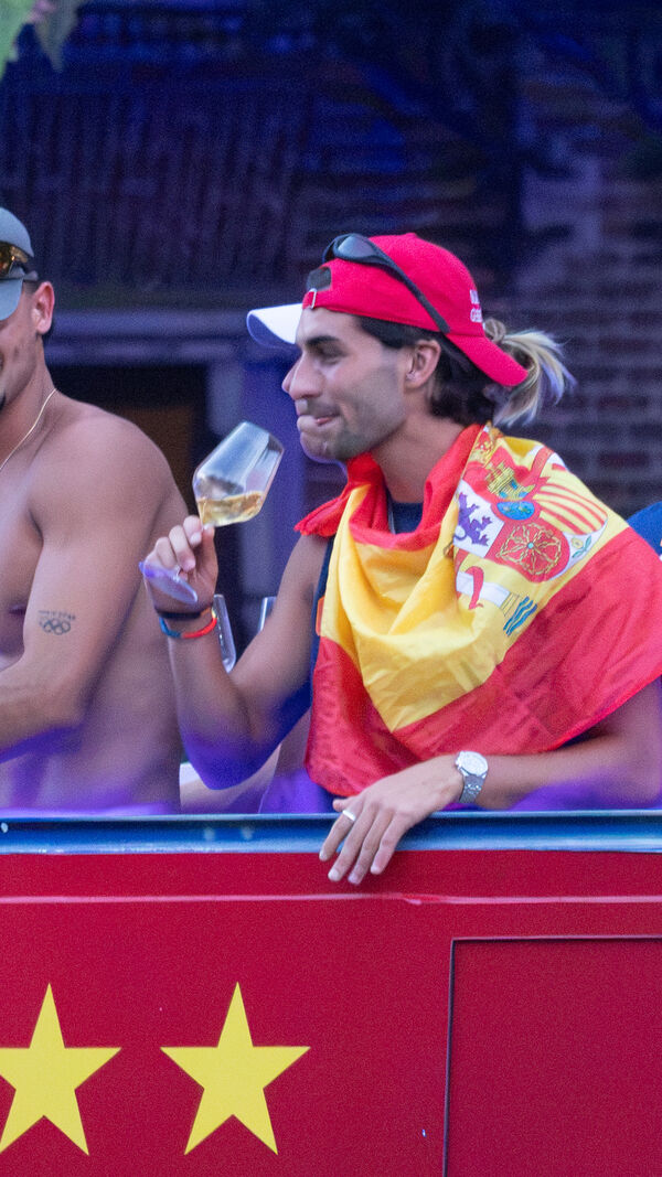 Marc Pubill e Ferrán Torres celebram a vitória da seleção espanhola no desfile