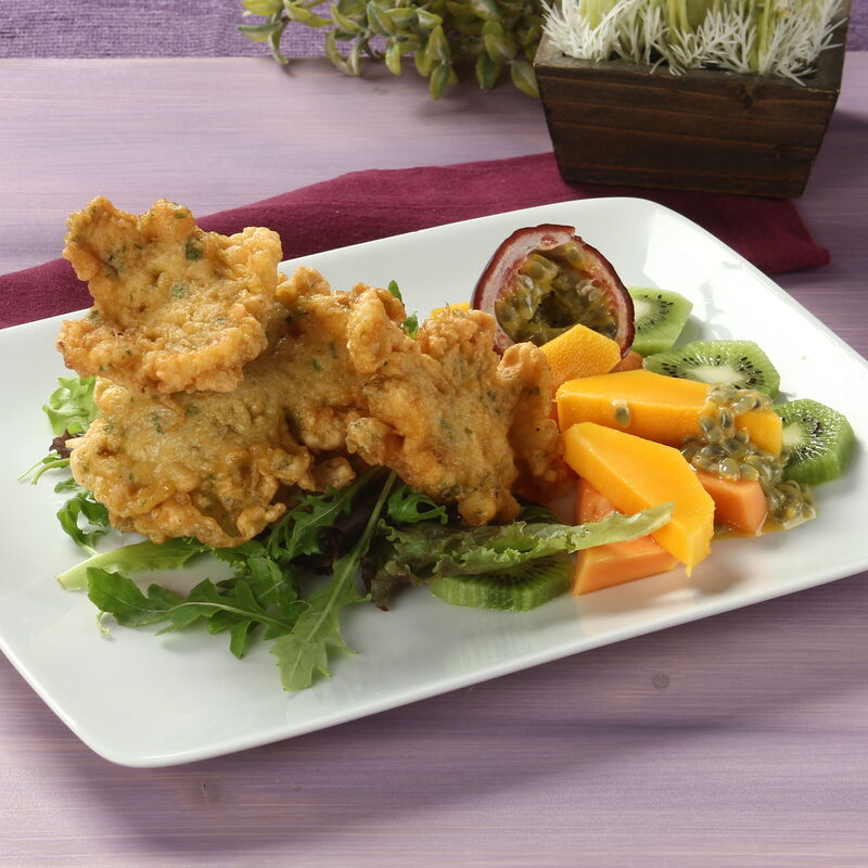 Pataniscas de frango com salada de fruta tropical