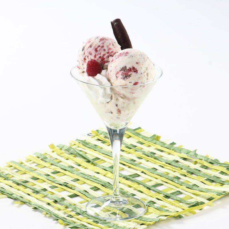 Gelado de iogurte com framboesa e chantilly num copo de martini