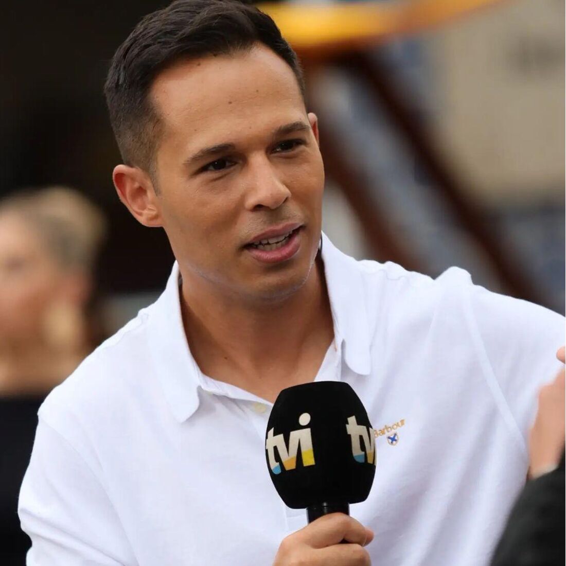 O apresentador da TVI com microfone na mão