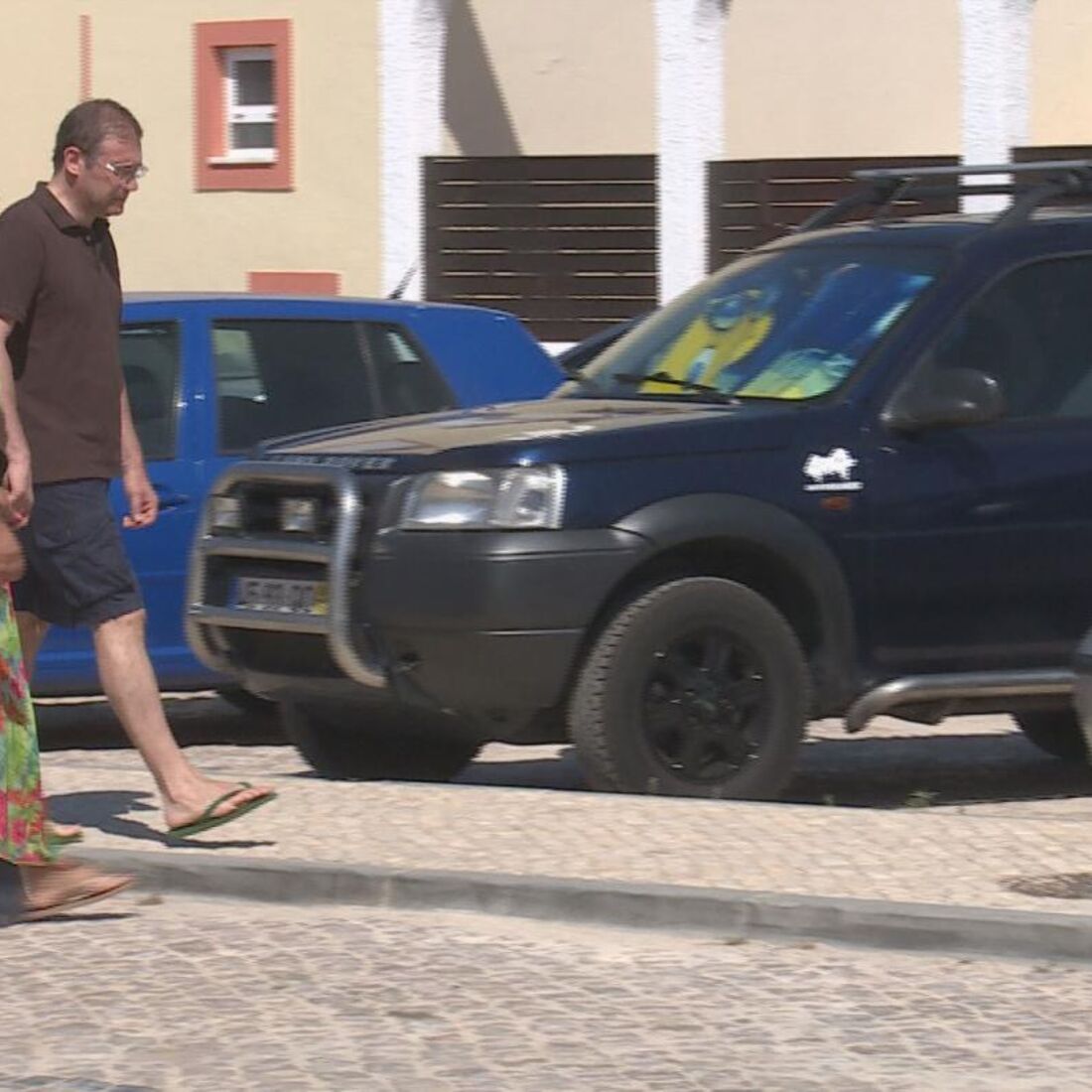 Frame: o lider do PSD e a esposa passeiam pela