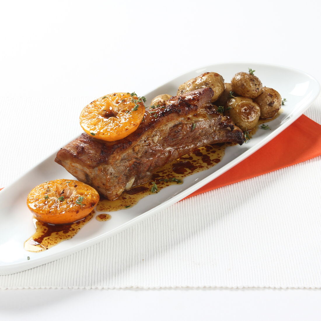 Entrecosto assado com batatas e laranja