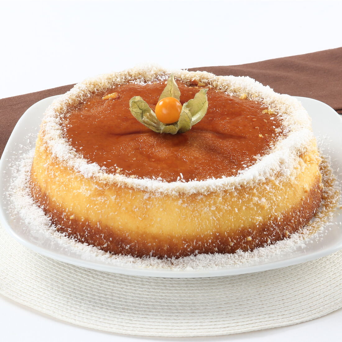 Pudim de coco com caramelo e um fruto por cima