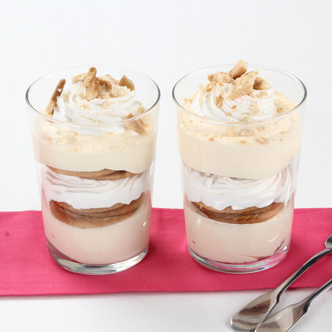 Doce de bolacha com chantilly e pedaços de bolacha