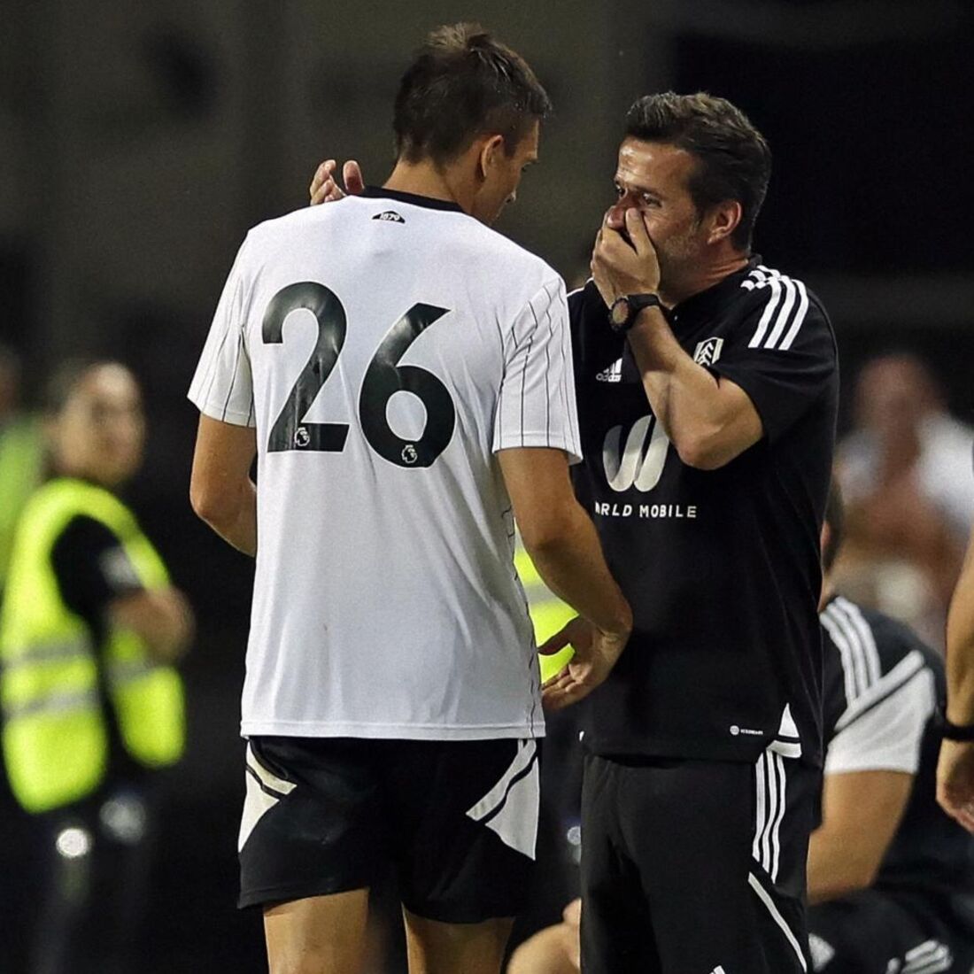O treindador do Fulham, cumprimenta e comenta com o jogador