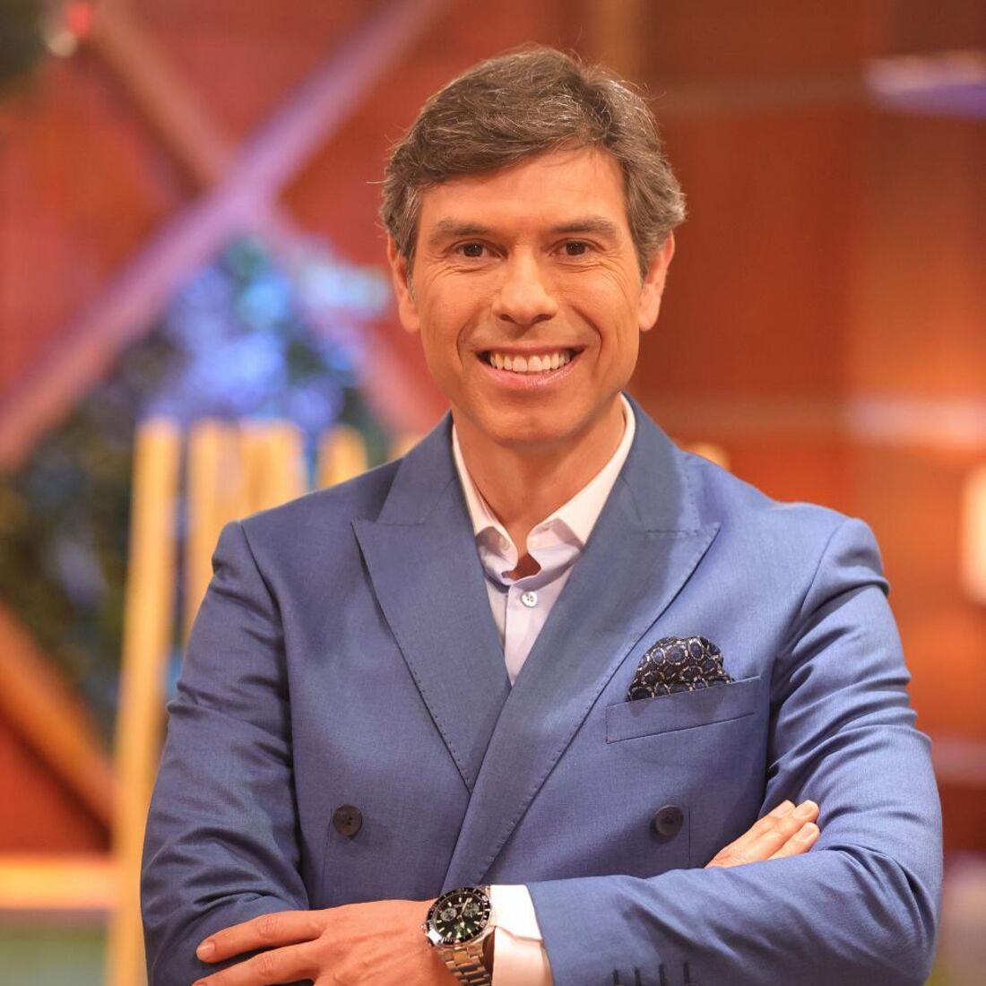 O comentador em pose