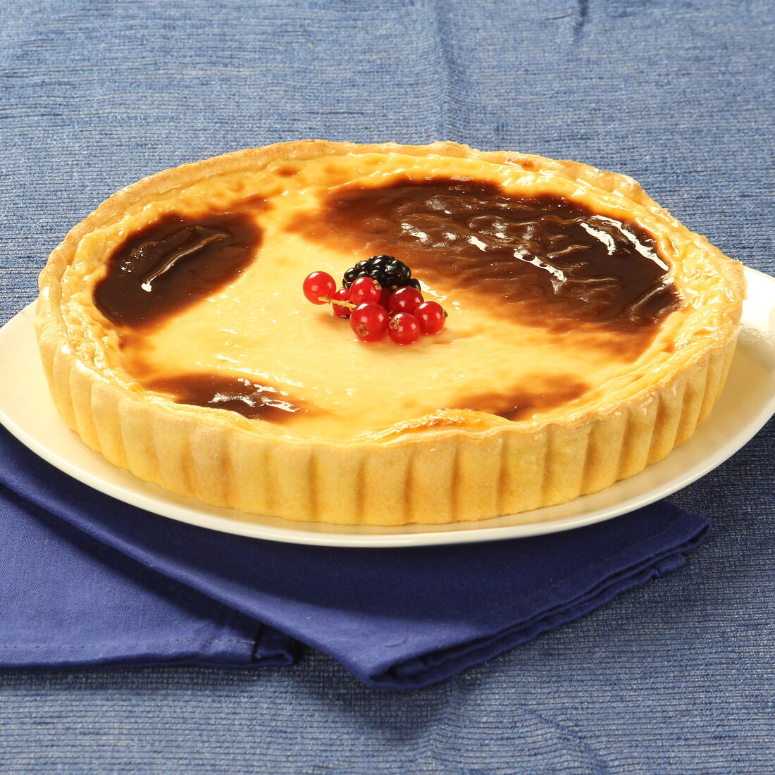Tarte de natas com frutos vermelhos no centro