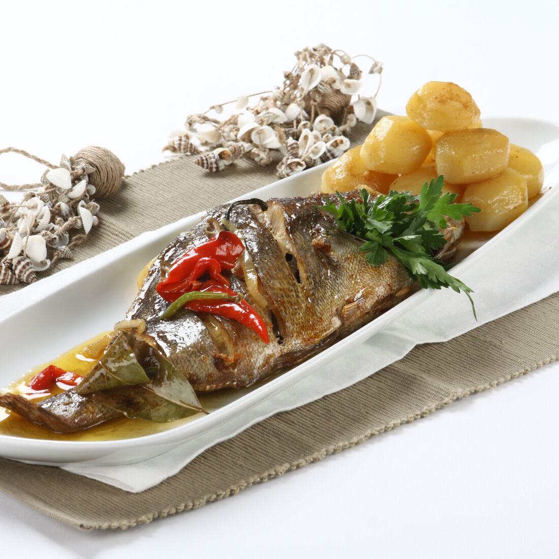 Pargo assado com pimentos e batatas pequenas