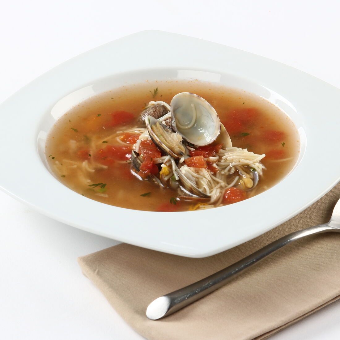 Sopa de amêijoas com tomate e massa fina