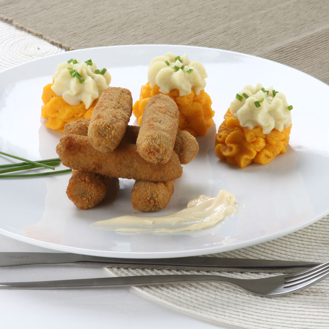 Croquetes de salsicha com puré de cenoura e batata
