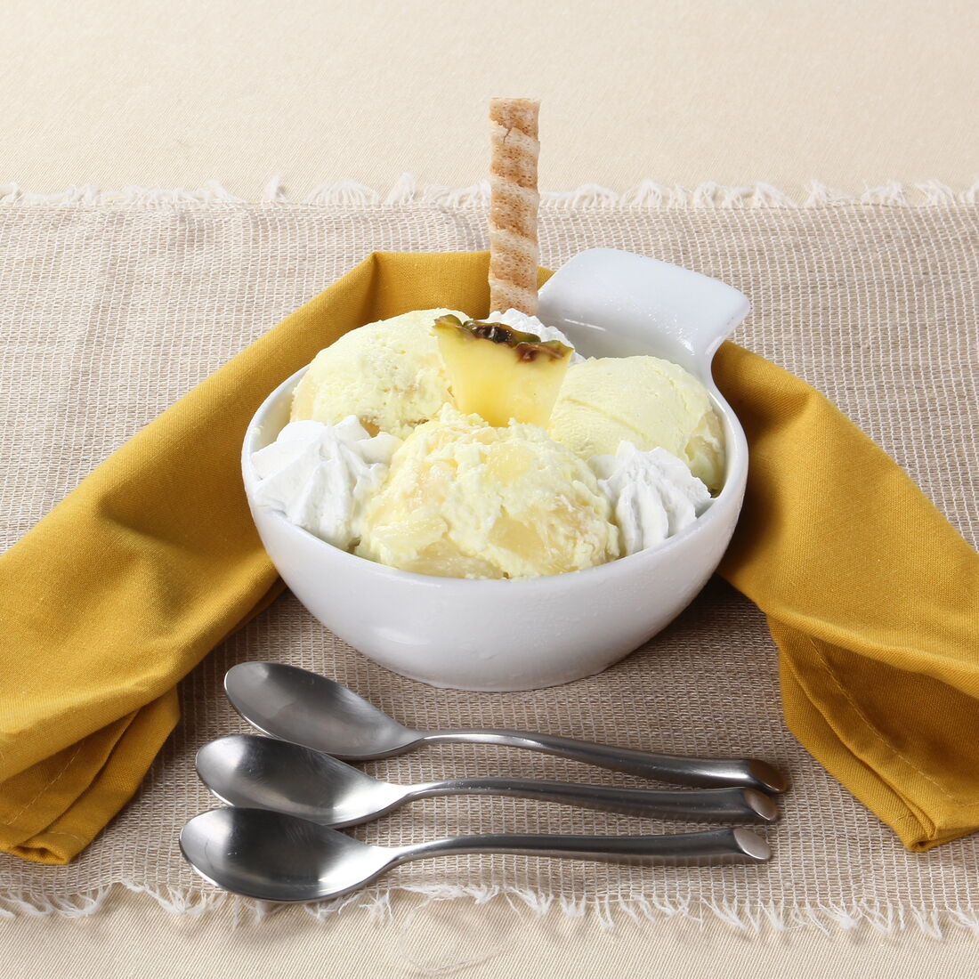 Gelado de abacaxi com chantilly e pedaços de abacaxi