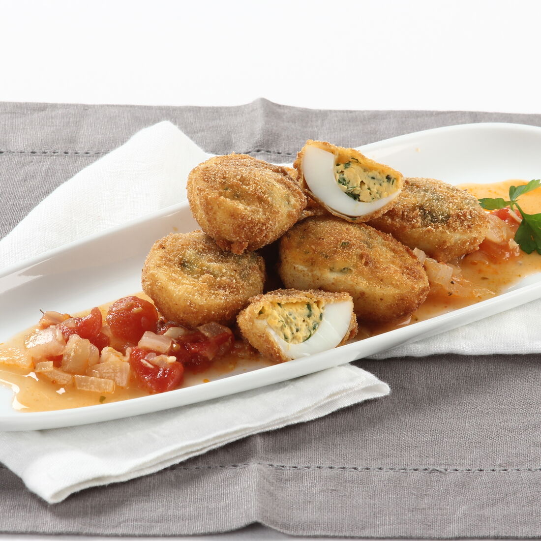 Ovos verdes com tomatada numa travessa branca