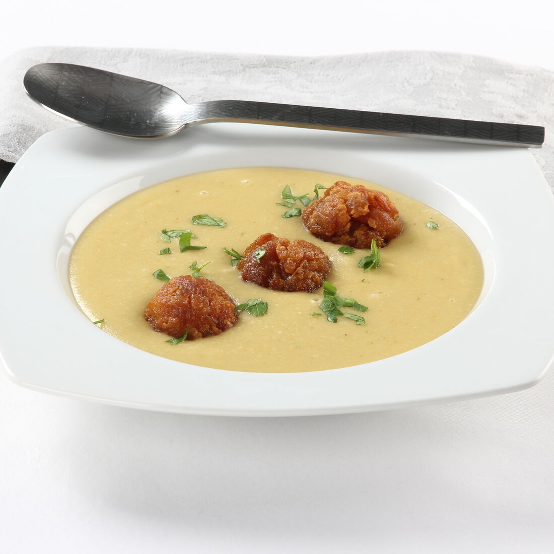 Creme de grão com pastéis de farinheira e salsa