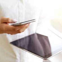 Mulher com tablet e smartphone