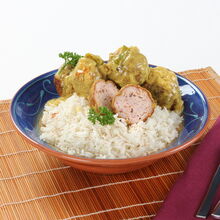 Almôndegas de frango com caril servidas com arroz e guarnecidas com salsa