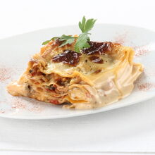 Lasanha de Delícias com molho cremoso e salsa