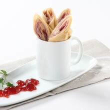 Crepes enrolados com fiambre e queijo, servidos com compota