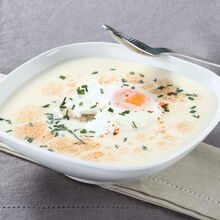 Sopa de creme com ovo escalfado e cebolinho