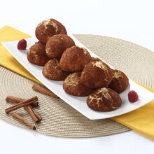 Bolinhos de canela com framboesas em prato branco