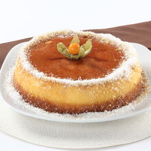 Pudim de coco com caramelo e um fruto por cima