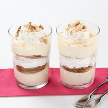 Doce de bolacha com chantilly e pedaços de bolacha