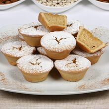 Pastéis de feijão com açúcar em pó e canela numa travessa