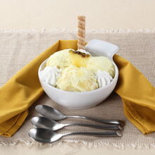 Gelado de abacaxi com chantilly e pedaços de abacaxi