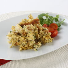 Brás de pescada com tomate e ervas servido num prato branco