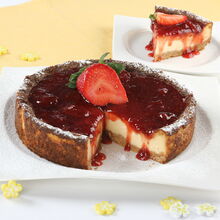 Cheesecake de morango com calda e uma fatia separada