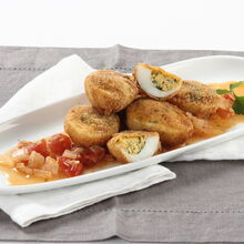 Ovos verdes com tomatada numa travessa branca