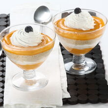 Musse de iogurte com bolacha e doce de ovos, guarnecida com chantili e mirtilo