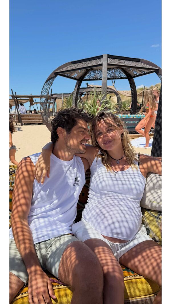 Lourenço Ortigão celebra aniversário na praia com Kelly Bailey