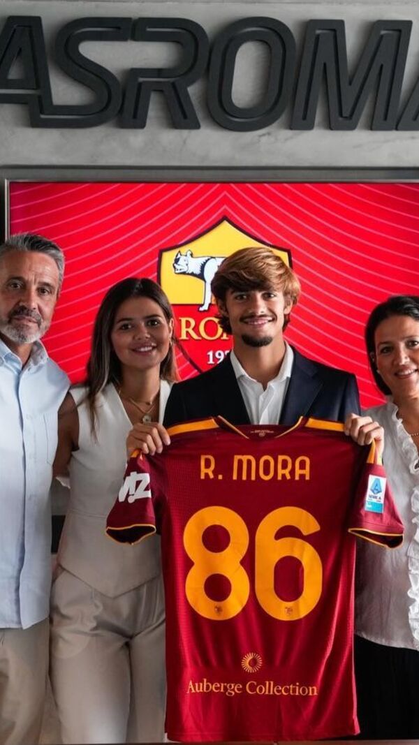 Rodrigo Mora com os pais e a irmã