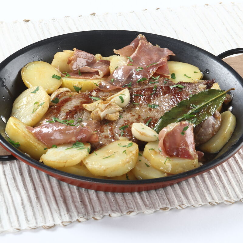 Bife com batatas, presunto e alho