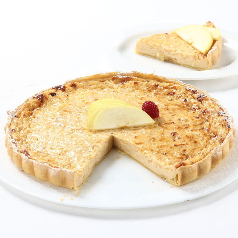Tarte de natas e maçã, com uma fatia em prato à parte