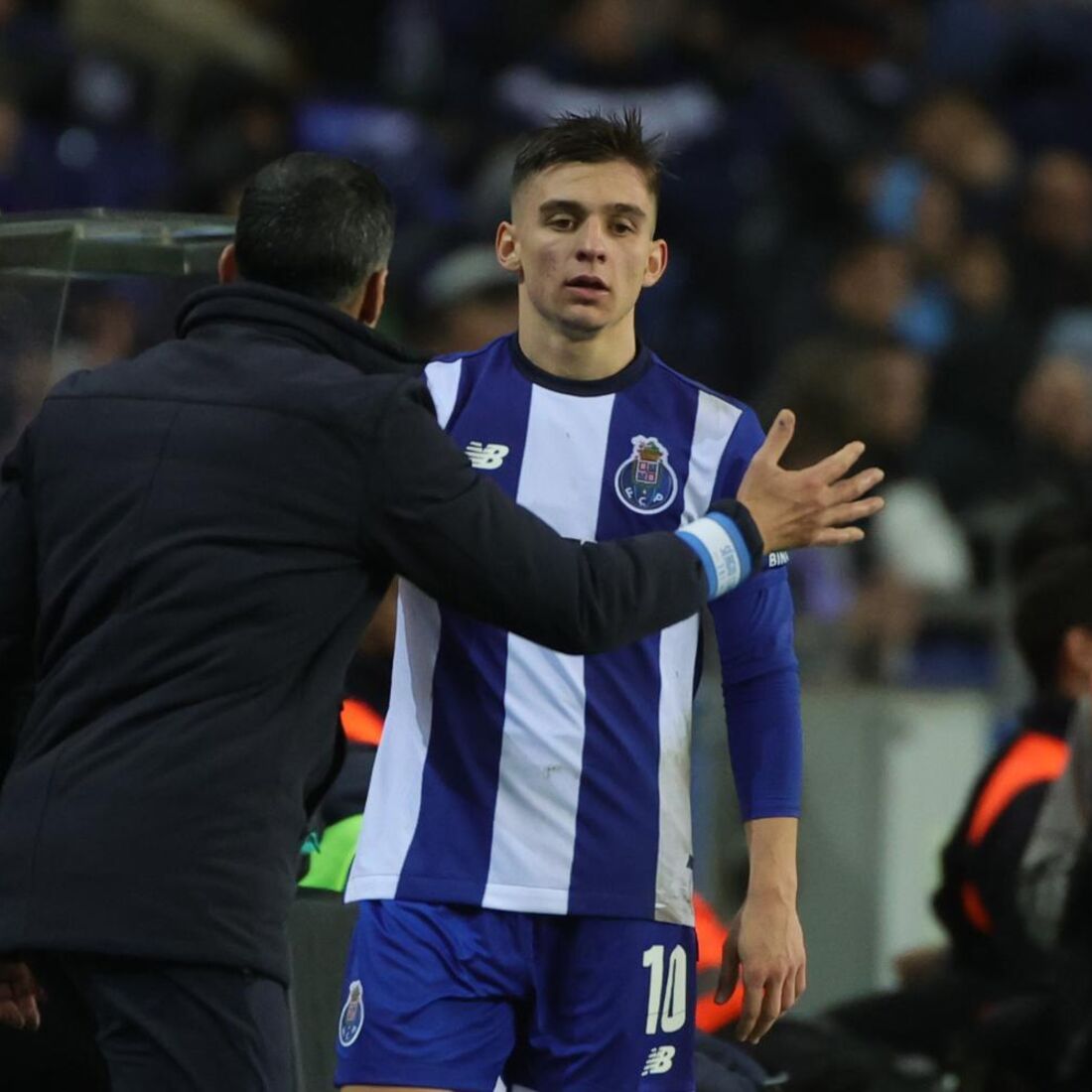 O treinador dá instruções ao jogador