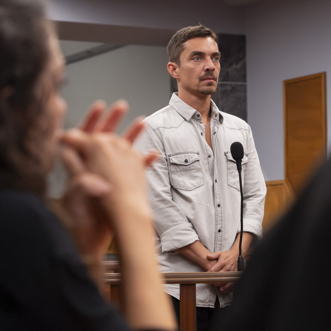 Diogo Amaral em tribunal no primeiro episódio de Destino Maior