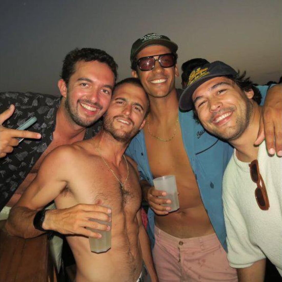 O ator com amigos