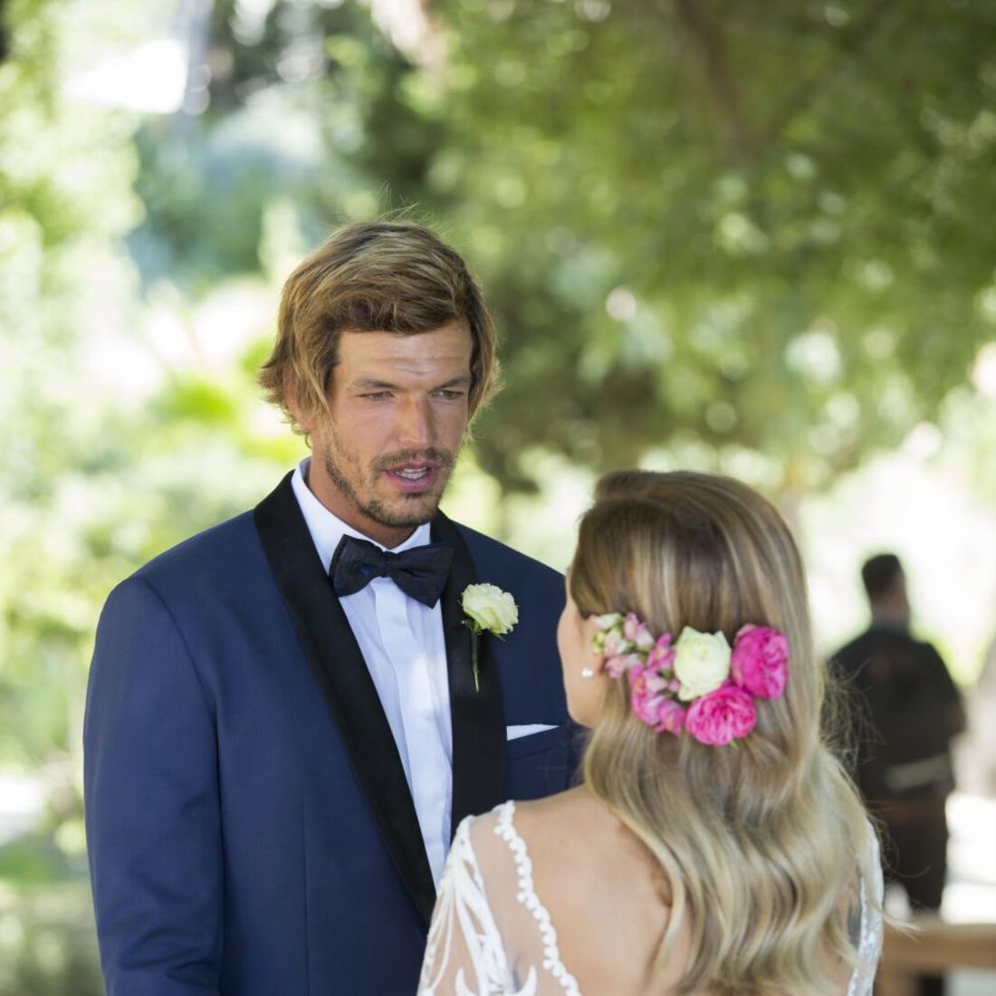 Os concorrentes durante o casamento. Noivos. Noiva