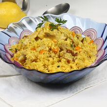 Arroz de peru com limão, cenoura e cebola roxa