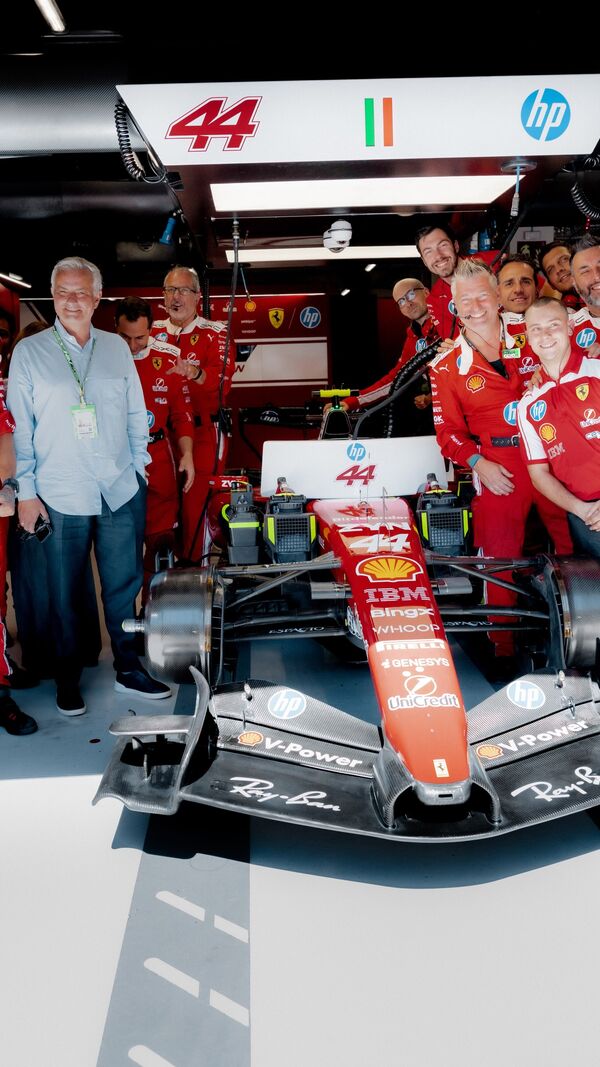José Mourinho com a equipa da Ferrari