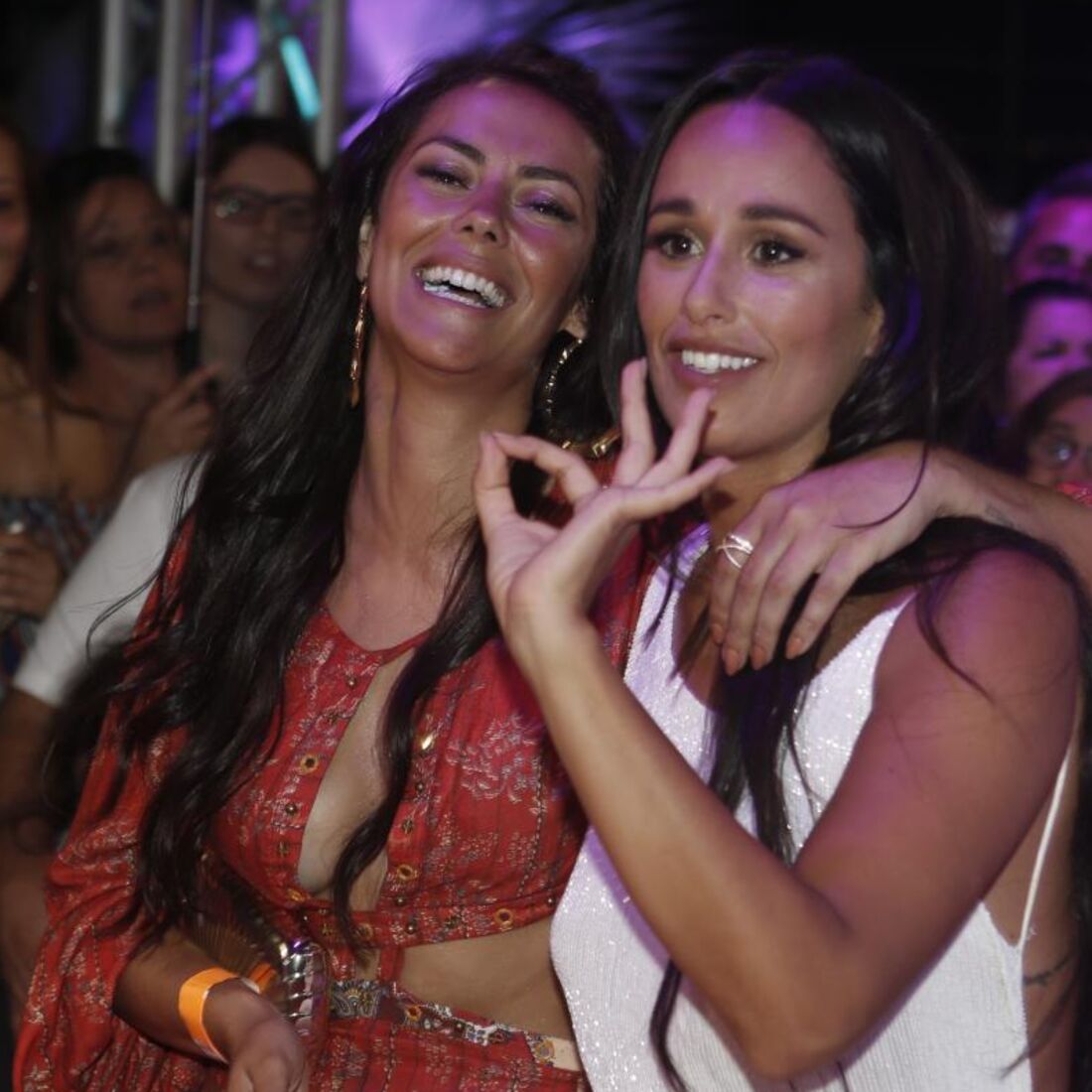 As atrizes posam juntas durante o evento