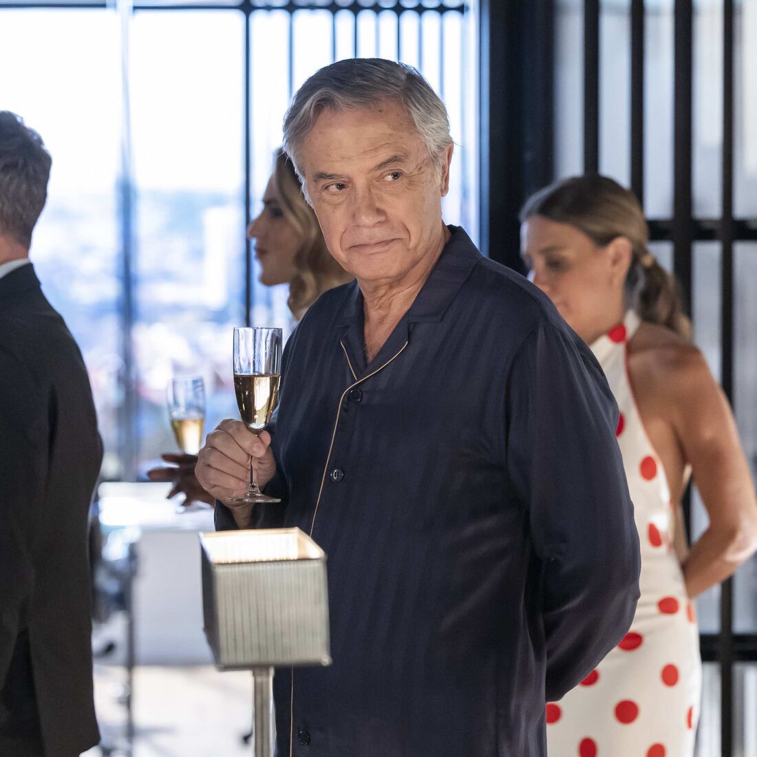 Raimundo, em pijama, passa a presidência da PMG a Bento, deixando Frederico furioso