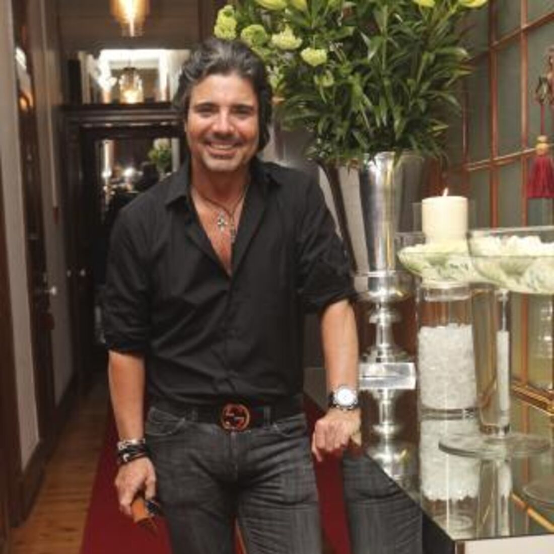 O apresentador posa sorridente